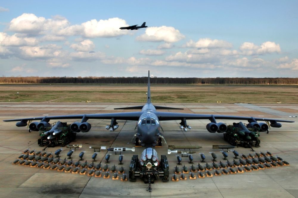 Шойгу: авиация НАТО регулярно имитирует нанесение ударов по России 