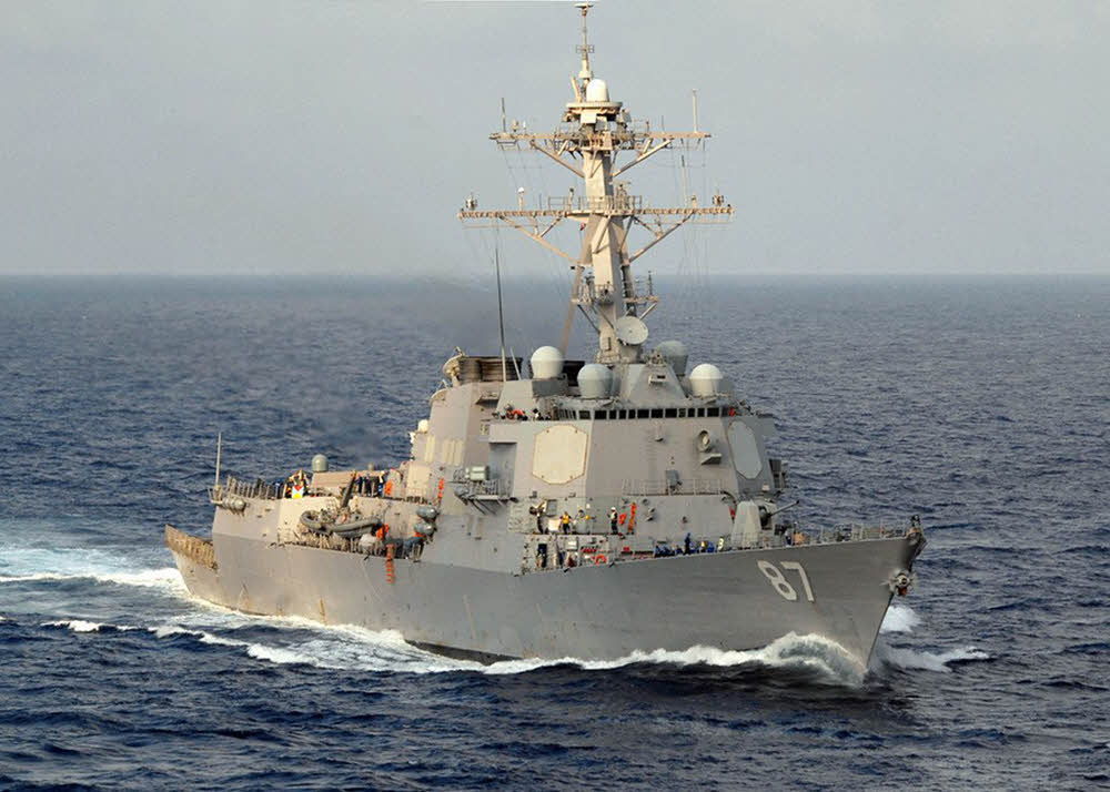 Эсминец США попал под ракетный обстрел у берегов Йемена 