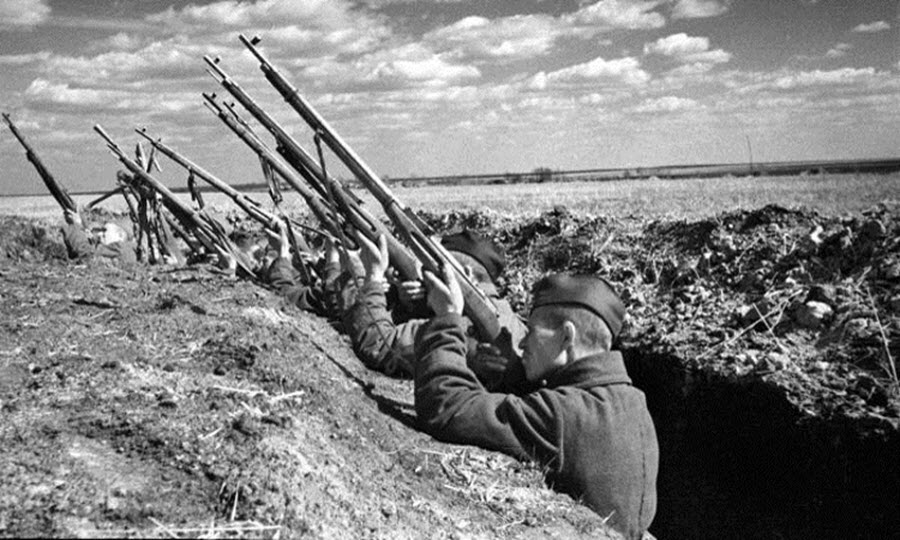 Как солдаты СССР сбивали немецкие самолеты из ружей 