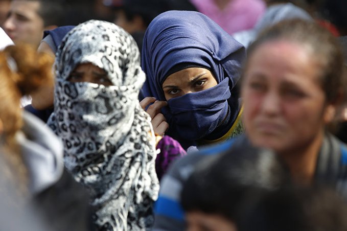 Матерям во Франции запрещают носить хиджаб: как поступит Макрон