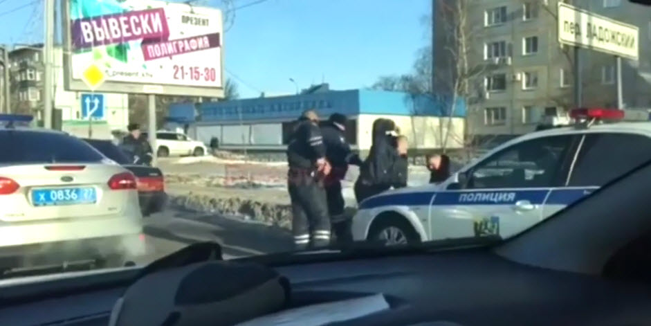 Избиение водителя хабаровскими полицейскими попало на видео