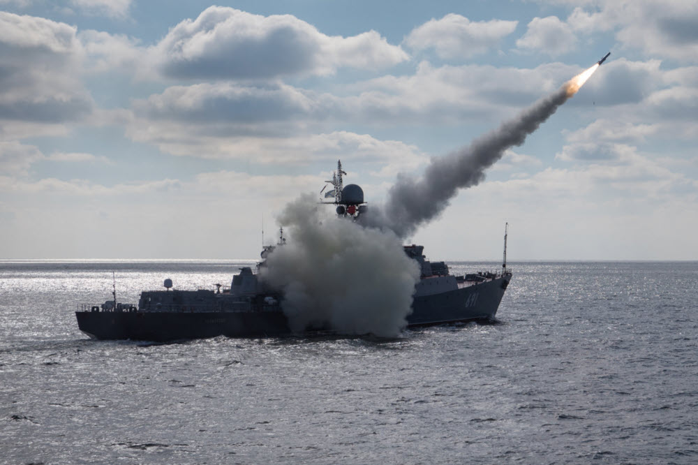 Каспийская флотилия вышла в море на учения с боевыми стрельбами 