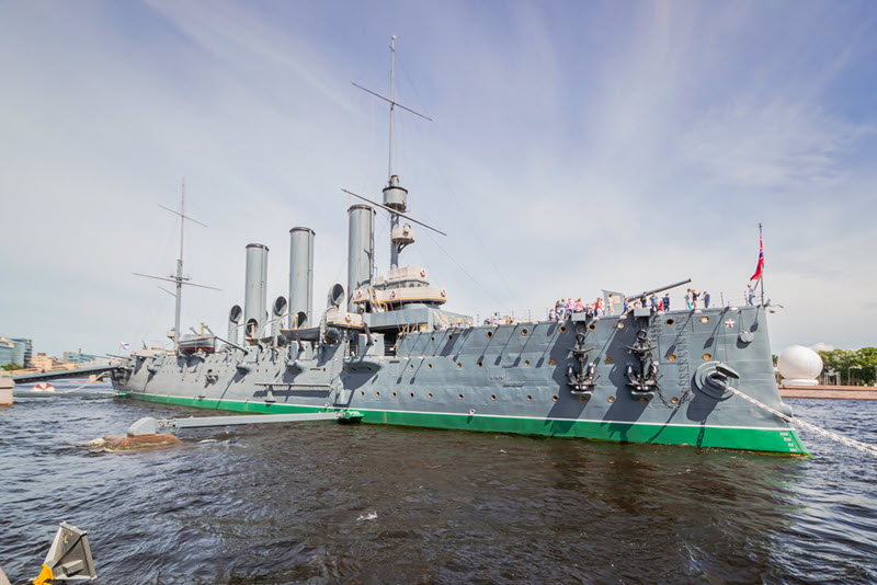17 октября 1948 года в Санкт-Петербурге отправлен на стоянку крейсер «Аврора» 