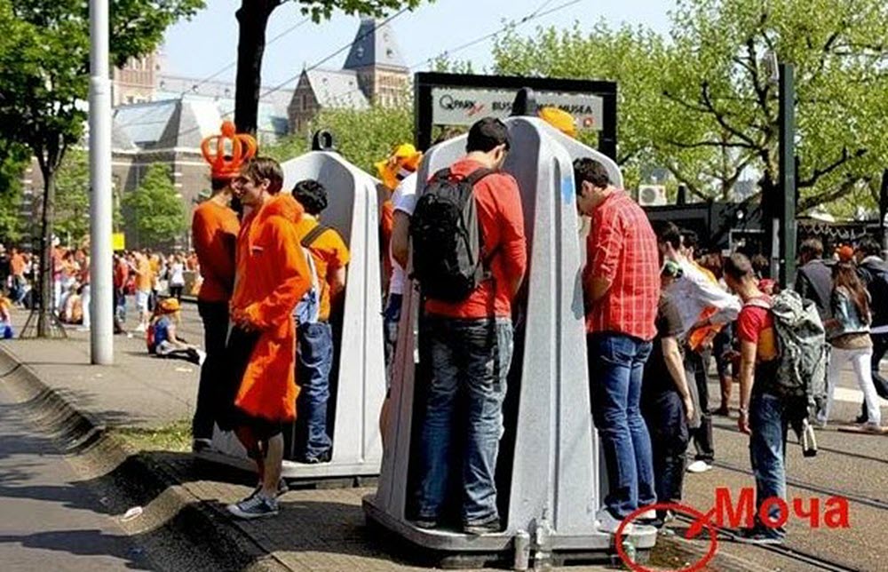 «Культурный» Амстердам и открытые общественные туалеты
