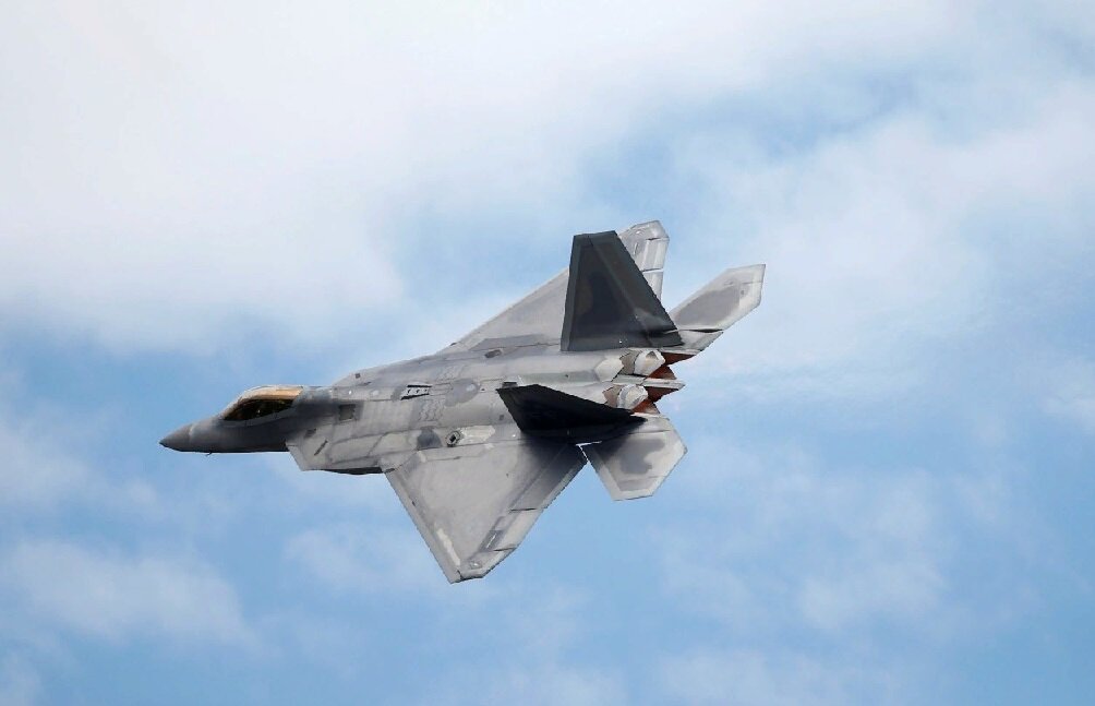 Конец F-22: США отказываются от «самого золотого самолета», но заказывают костюмы для беременных пилотов